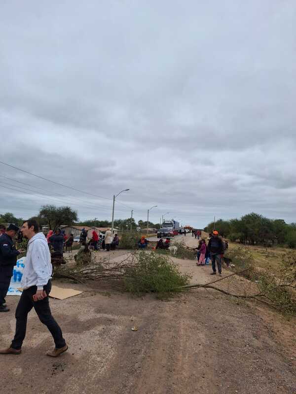 Nativos cierran ruta como medida de protesta ante la falta de agua