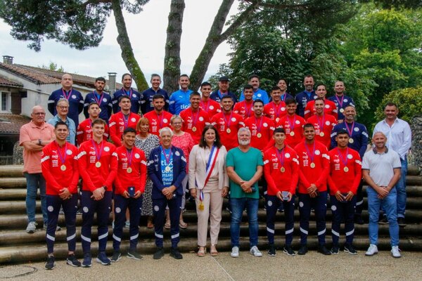 Versus / Ya con Balbuena y Fernández, la Albirroja Sub 23 fue homenajeada en Francia