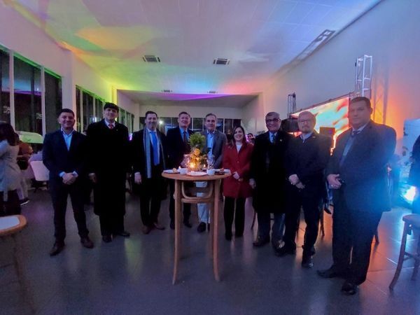 Comitiva de la UNE participó de festividad colombiana en Ciudad del Este