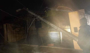 Conductor ebrio embistió contra columna de la ANDE en Coronel Oviedo - Noticiero Paraguay