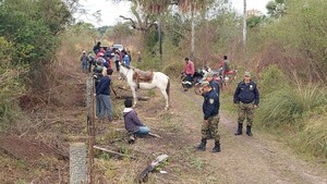 Pobladores y policías buscan a un hombre desaparecido desde hace cinco días en Puerto Antequera