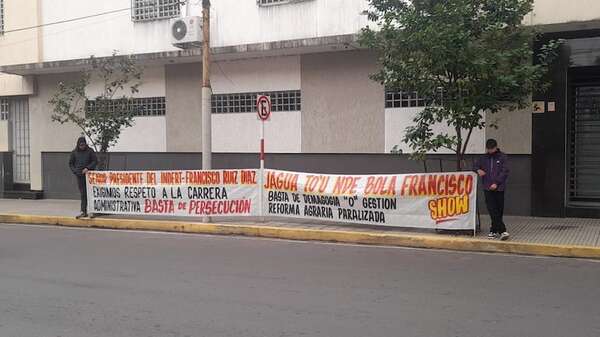 Funcionarios del Indert analizan realizar una huelga - Economía - ABC Color