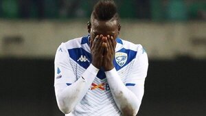 Mario Balotelli se aleja del Corinthians