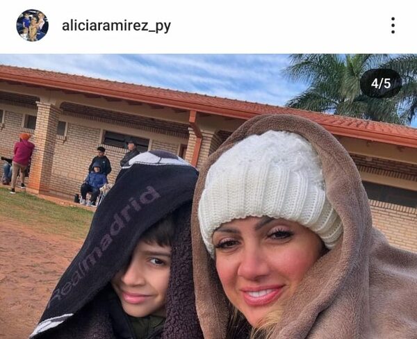 ¡Doña de Pipino fue con frazada a la cancha!