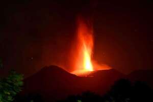 La erupción del Etna se intensifica con la emisión de lava y una gran columna de cenizas - Mundo - ABC Color