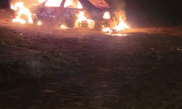 Incendian automóvil en CDE