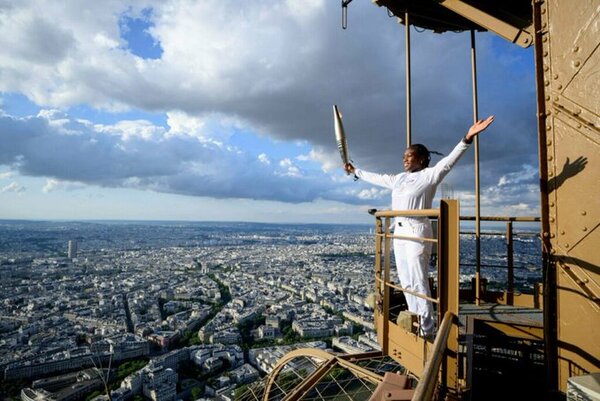 La llama olímpica atraviesa París a contados días de los Juegos