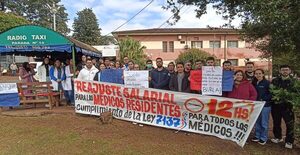 Médicos residentes exigen salario justo para prestar servicios en los hospitales regionales - La Clave