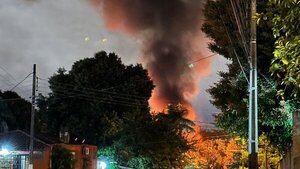 Depósito con combustible arde en llamas en Lambaré