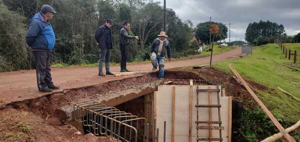 Intendente inspecciona obras de ampliación del puente sobre Ruta 14 en acceso a Villa Alborada