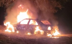 Incendian un vehículo en un camino vecinal en Ciudad del Este
