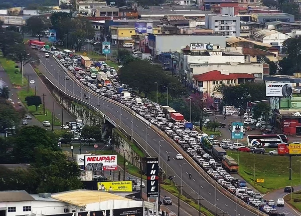 Descubren esquema para “romper” fila camino al Puente de la Amistad - La Clave