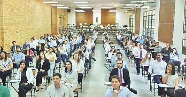 MÁS DE 56.000 DOCENTES AFECTADOS POR SUSPENSIÓN DE CONCURSO DEL MEC - Itapúa Noticias
