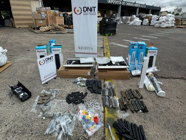 33 rifles semiautomáticos fueron incautados en total en el Aeropuerto Silvio Pettirossi · Radio Monumental 1080 AM