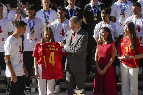 Los reyes de España y sus hijas recibieron a los campeones de la Eurocopa - Gente - ABC Color