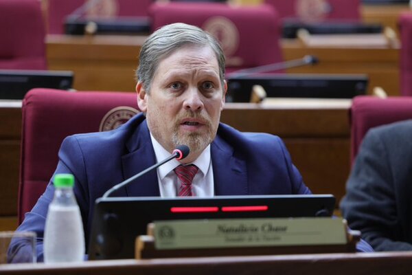 Bancada cartista respalda a Lizarella ante investigación