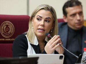 Honor Colorado respalda a Lizarella Valiente tras inconsistencias en su declaración jurada · Radio Monumental 1080 AM