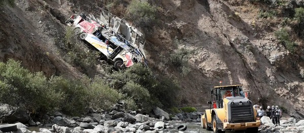 Al menos 21 muertos por caída de autobús a un abismo en Perú - ADN Digital