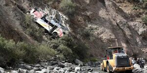 Al menos 21 muertos por caída de autobús a un abismo en Perú