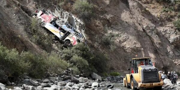 Al menos 21 muertos por caída de autobús a un abismo en Perú