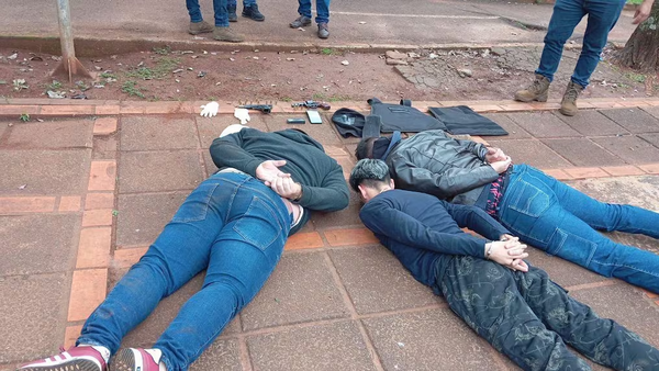 En CDE, tras persecución policial detienen a tres personas y recuperan vehículo robado - Noticiero Paraguay
