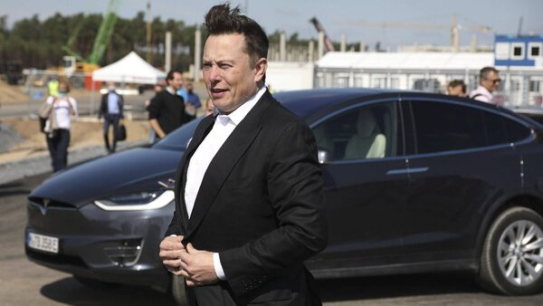 Elon Musk confirma que ha retrasado el lanzamiento del 'robotaxi' para cambiar su dise帽o - Revista PLUS