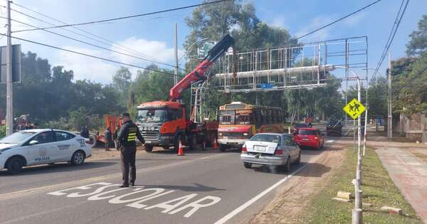 Diario HOY | Sigue desmontaje de carteles y pórticos instalados de forma irregular en rutas