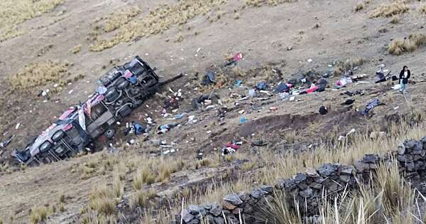 La Nación / En Perú, autobús cayó a un abismo y dejó alrededor de 26 muertos