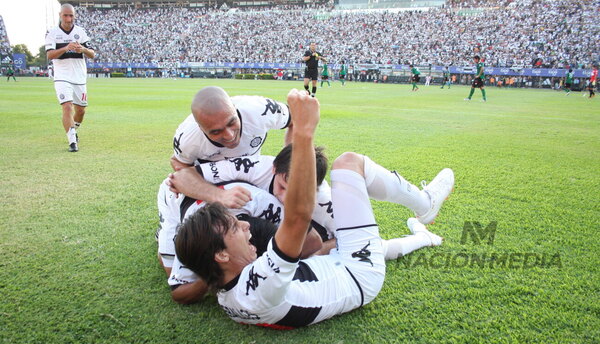 Versus / El campeón con Olimpia que lanza su línea de perfumes