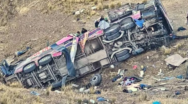 Bus que salió de Lima cae a un abismo dejando 27 fallecidos y varios heridos