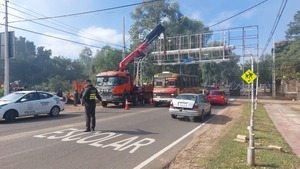 Siguen desmontando carteles y pórticos instalados de forma irregular en rutas - ADN Digital