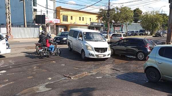 Automovilistas y frentistas critican el lamentable estado de la Avda. Mcal. López - Nacionales - ABC Color