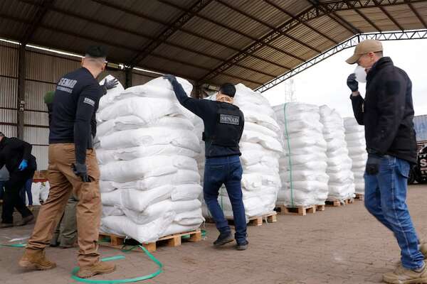Identifican la empresa de los 4.013 kilos de cocaína y detienen a un chofer - Policiales - ABC Color