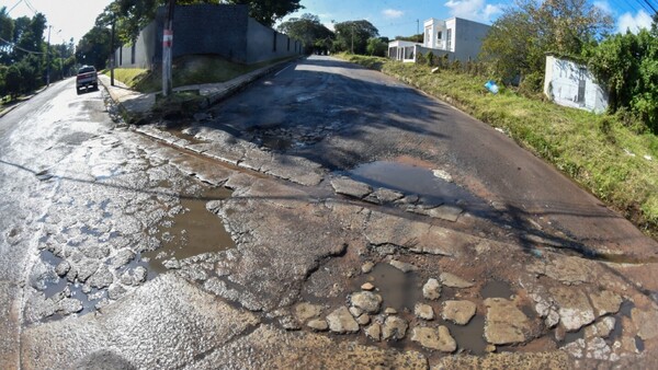 Lambaré: Ciudadanos, cansados de lidiar con avenidas llenas de baches