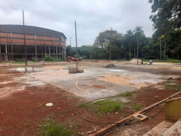 Intendente toma por idiotas a ediles y ciudadanía al intentar justificar atrasos en obra municipal - La Clave