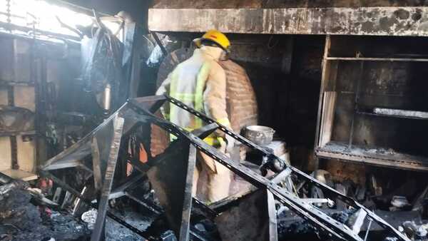 Fuego de asado terminó quemando una casa