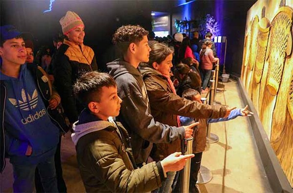 Estudiantes aprovechan las vacaciones de invierno para aprender en el “Stand de la Energía” de Itaipú | DIARIO PRIMERA PLANA