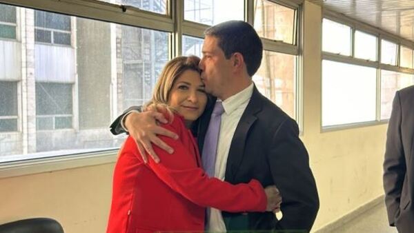 Villalba a los mimos con su esposa antes de su audiencia por violencia