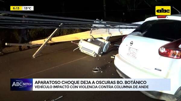 Aparatoso choque deja a oscuras Bo. Botánico tras impactar contra columna de ANDE - ABC Noticias - ABC Color
