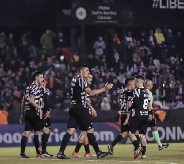 El Guma mide Universidad Católica de Ecuador por Copa Sudamericana - trece
