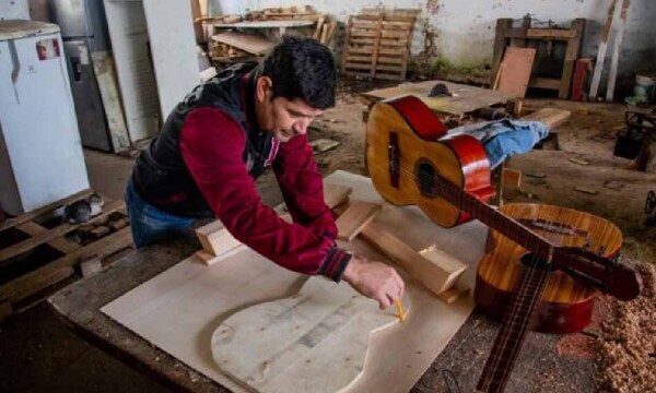 Fabricación de guitarras en Tacumbú: un camino de esperanza y reinserción – Prensa 5