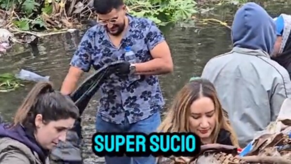 Tiktoker mexicano y vecinos se unieron para limpiar el arroyo el Puente Pesoa de Asunción
