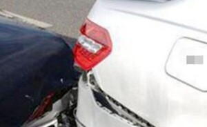 Roban vehículo tras chocarlo por la parte trasera