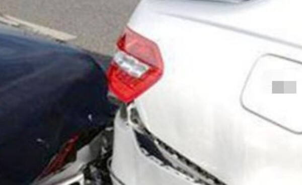 Roban vehículo tras chocarlo por la parte trasera