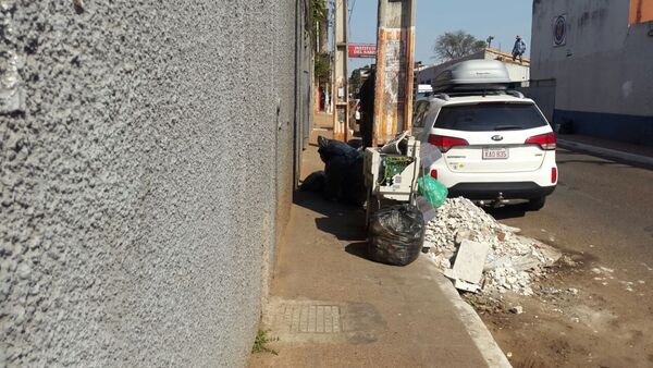 Desorden que perjudica a los peatones » San Lorenzo PY