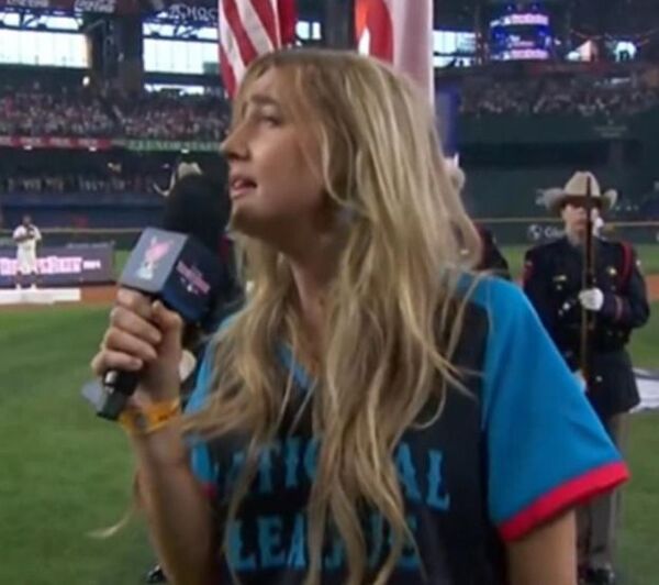 Una artista estadounidense cantó el himno borracha y pidió perdón en redes
