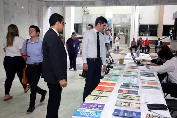 Ministro Jiménez Rolón anunció la Libroferia en la Plazoleta del Palacio de Justicia de Asunción