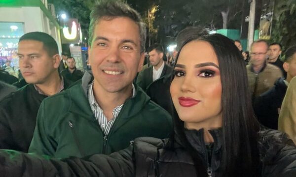 ¡Atendé lo que le sorprendió a esta modelo cuando le pidió una selfie a Santi Peña!