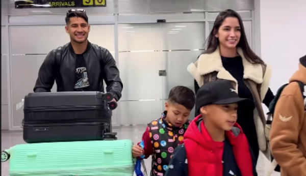[VIDEO] La felicidad de “Tito” Torres al volver a Paraguay con su familia