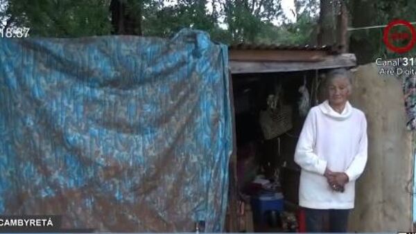 Abuela de 72 años vive en un gallinero y pide ayuda para construir una casita